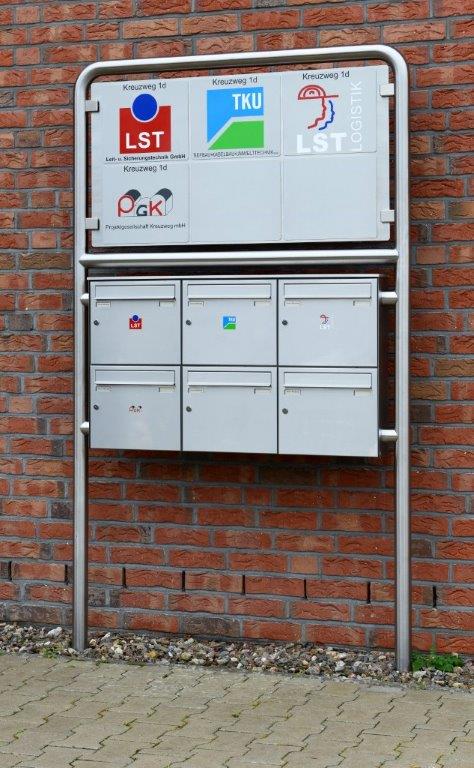 Standanlage mit Werbung